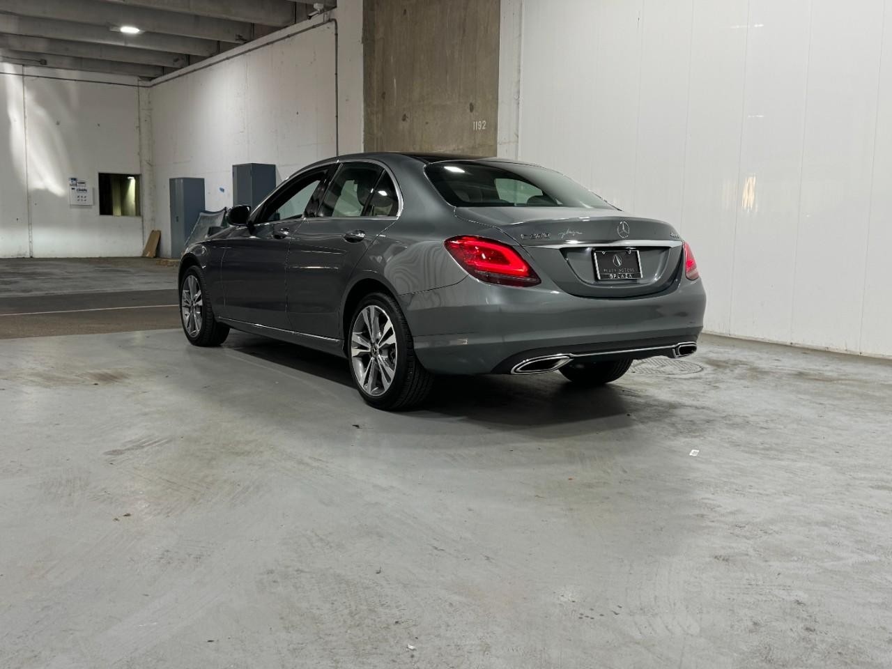 Mercedes-Benz C-Class Vehicle Full-screen Gallery Image 03