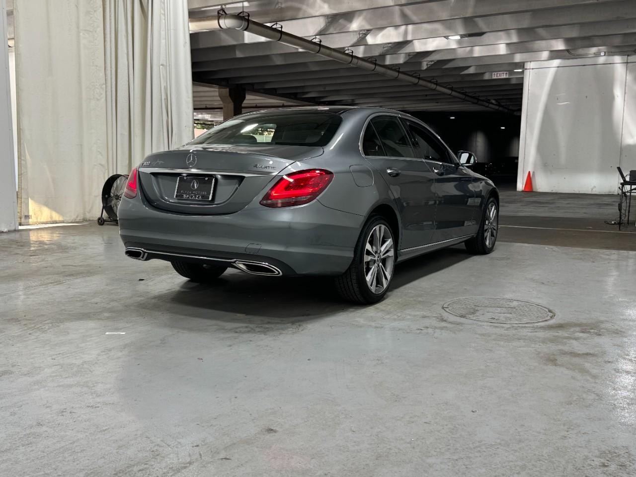 Mercedes-Benz C-Class Vehicle Full-screen Gallery Image 04