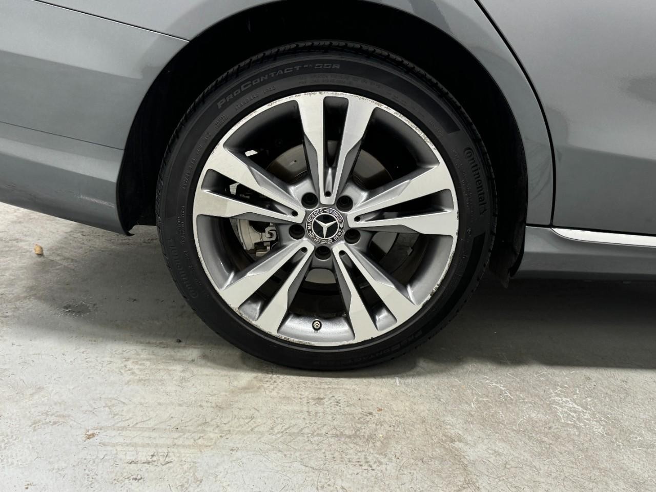 Mercedes-Benz C-Class Vehicle Full-screen Gallery Image 05