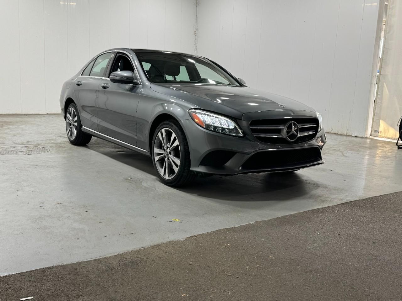 Mercedes-Benz C-Class Vehicle Full-screen Gallery Image 06