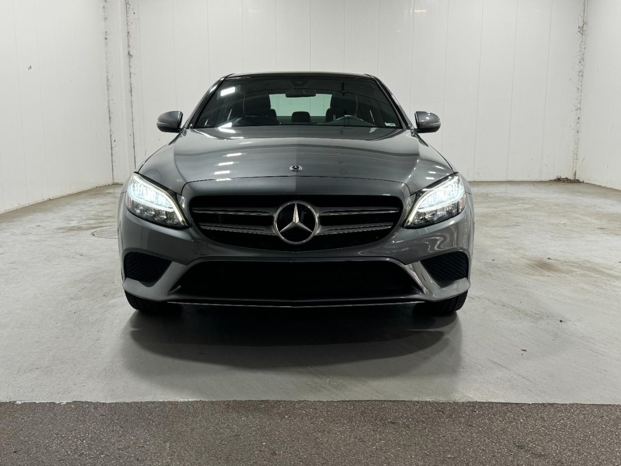 Mercedes-Benz C-Class Vehicle Full-screen Gallery Image 07