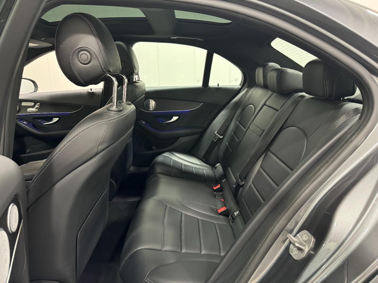 Mercedes-Benz C-Class Vehicle Full-screen Gallery Image 08