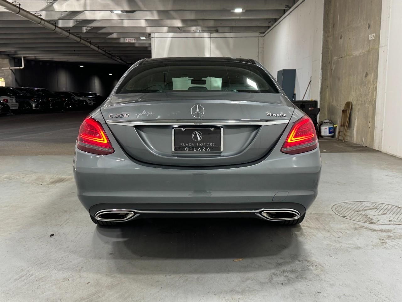 Mercedes-Benz C-Class Vehicle Full-screen Gallery Image 09