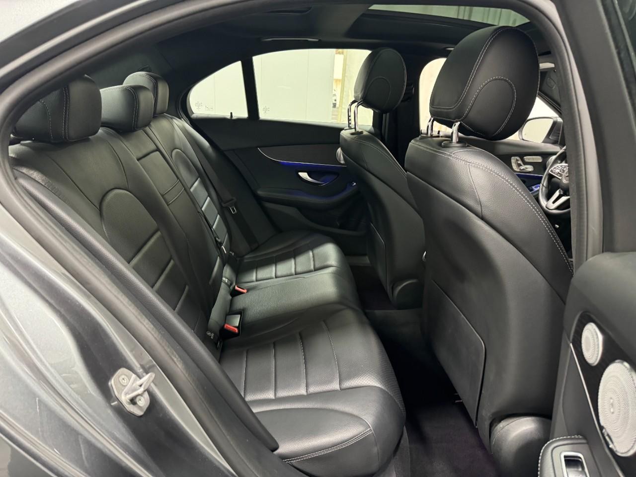 Mercedes-Benz C-Class Vehicle Full-screen Gallery Image 10