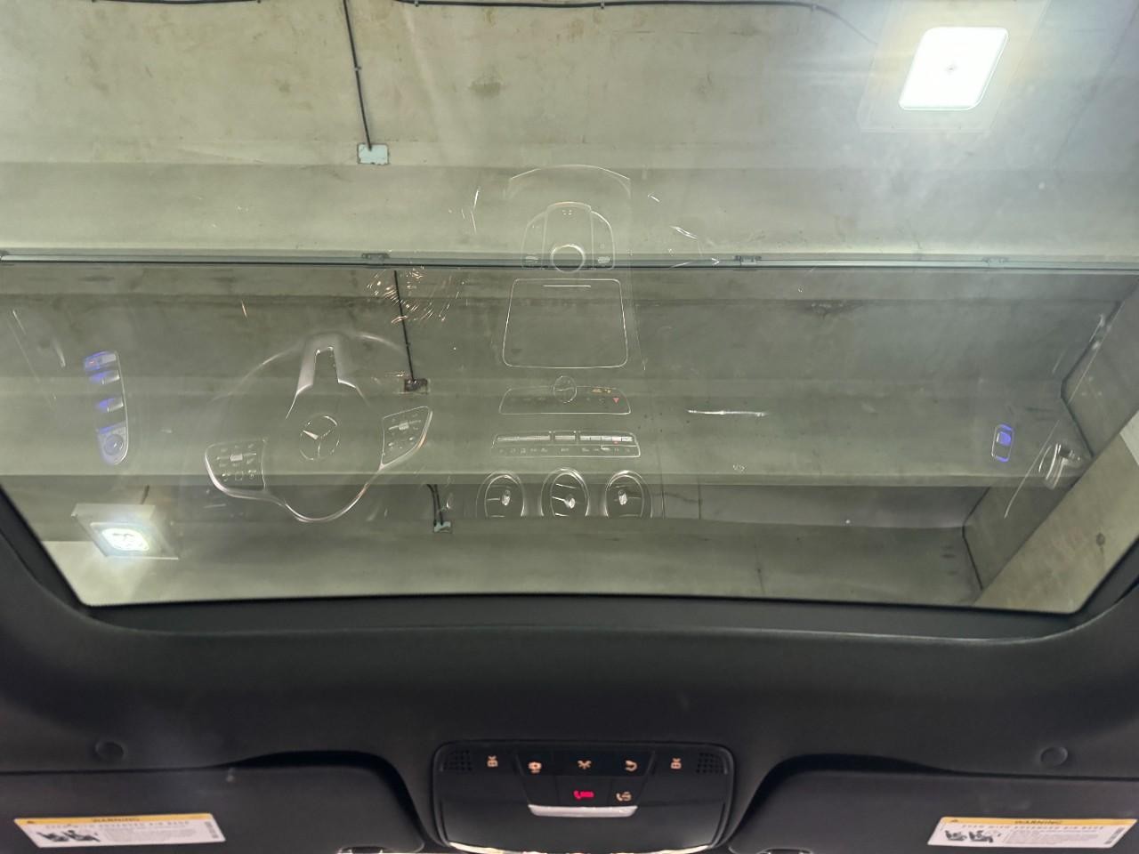 Mercedes-Benz C-Class Vehicle Full-screen Gallery Image 11