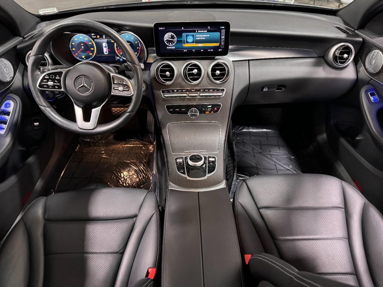 Mercedes-Benz C-Class Vehicle Full-screen Gallery Image 12