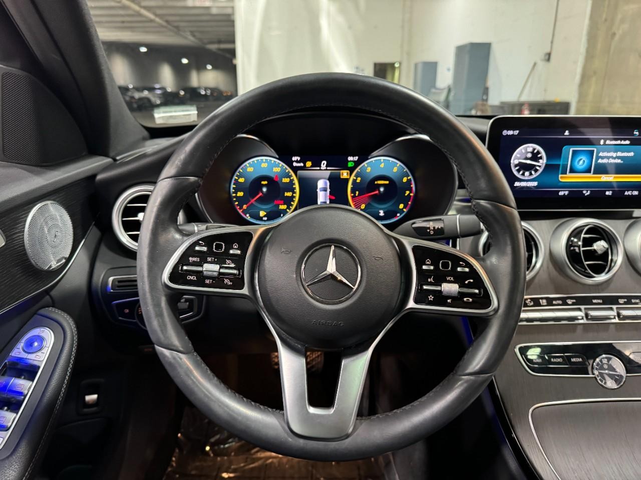 Mercedes-Benz C-Class Vehicle Full-screen Gallery Image 13