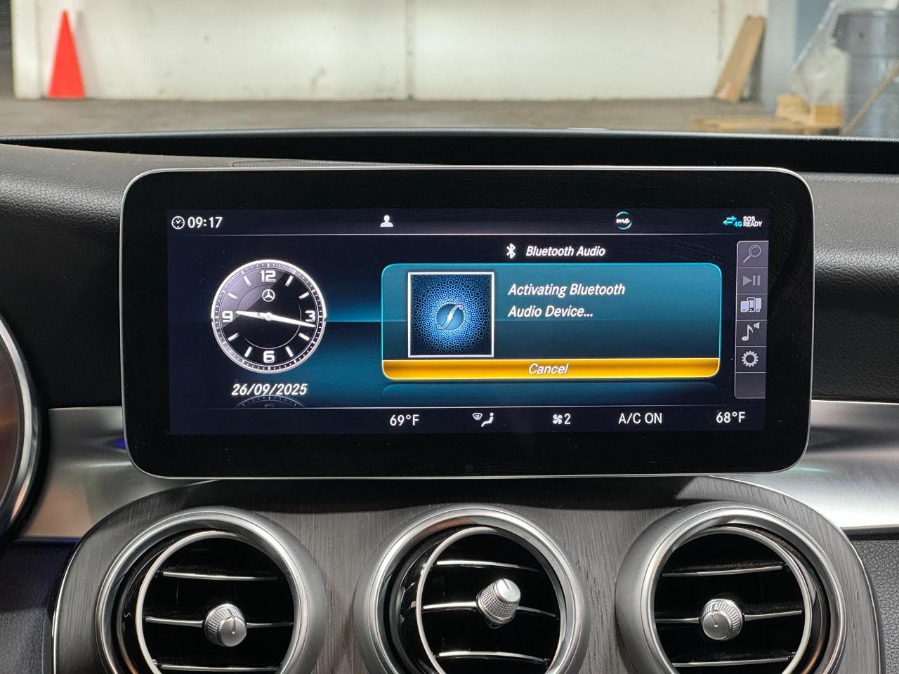 Mercedes-Benz C-Class Vehicle Full-screen Gallery Image 14