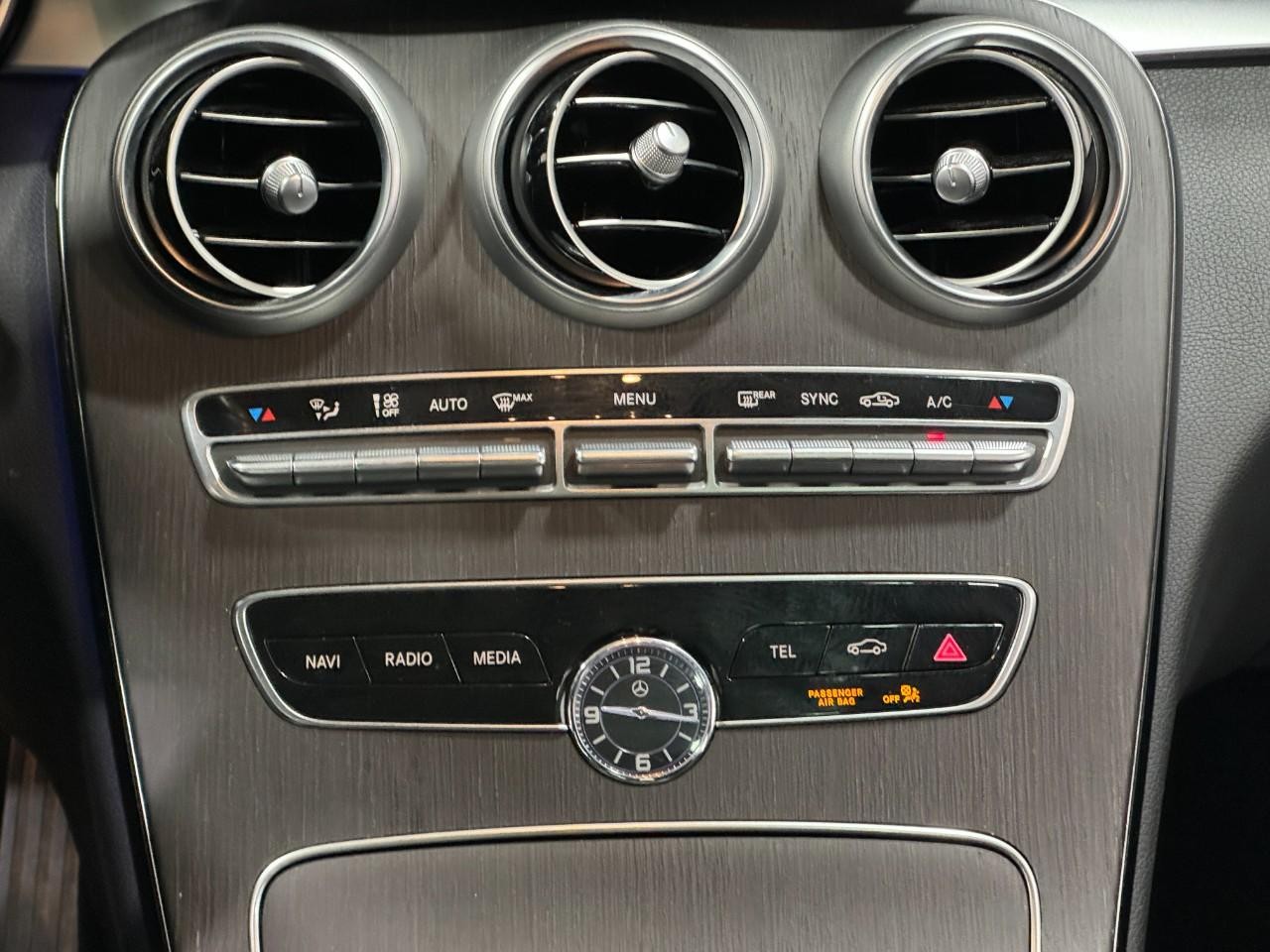 Mercedes-Benz C-Class Vehicle Full-screen Gallery Image 15
