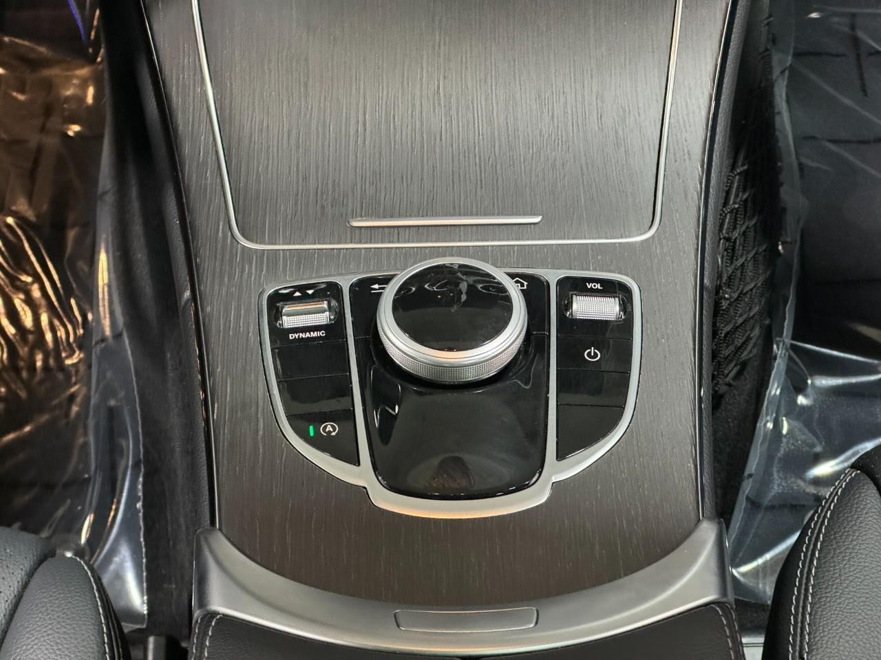 Mercedes-Benz C-Class Vehicle Full-screen Gallery Image 16