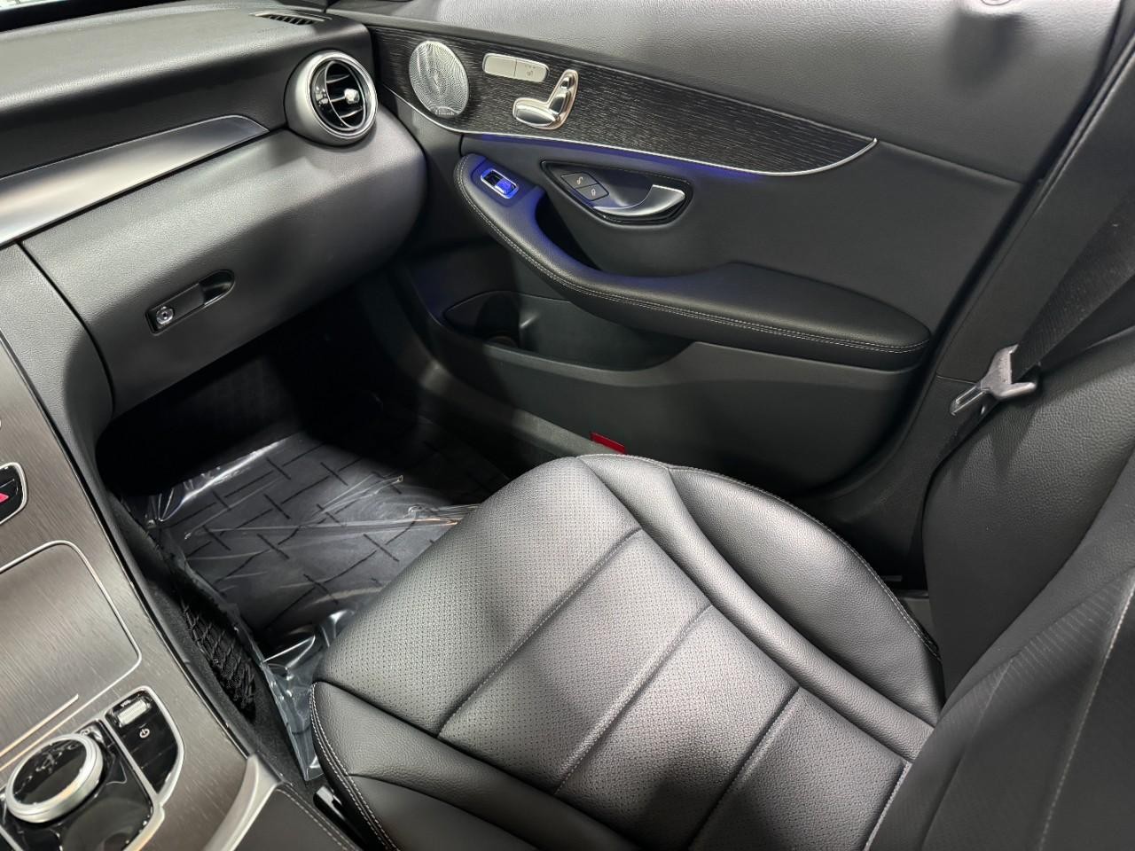 Mercedes-Benz C-Class Vehicle Full-screen Gallery Image 17