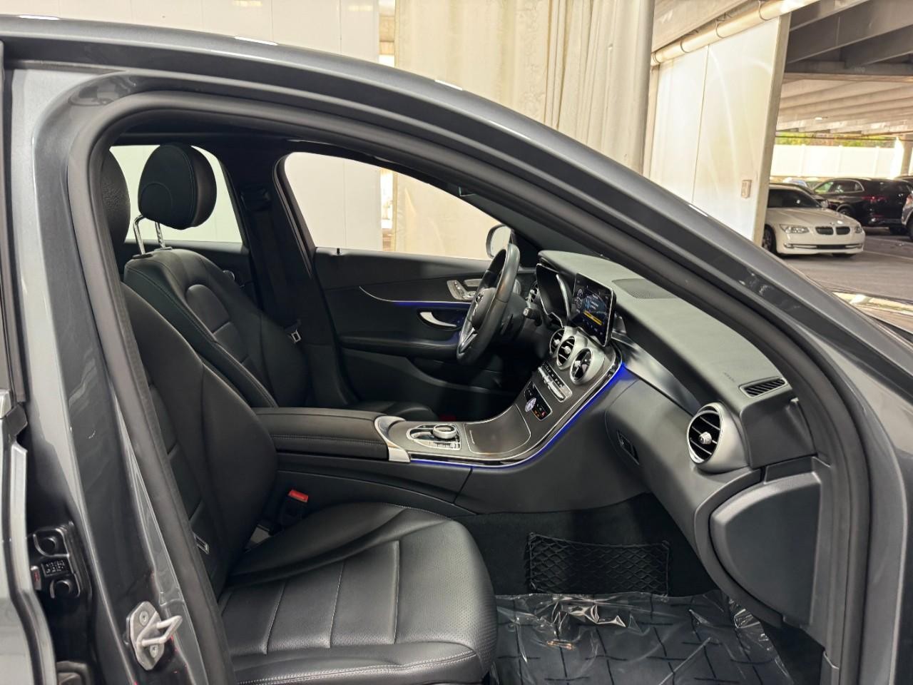 Mercedes-Benz C-Class Vehicle Full-screen Gallery Image 18