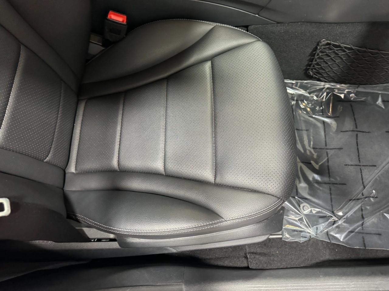 Mercedes-Benz C-Class Vehicle Full-screen Gallery Image 19