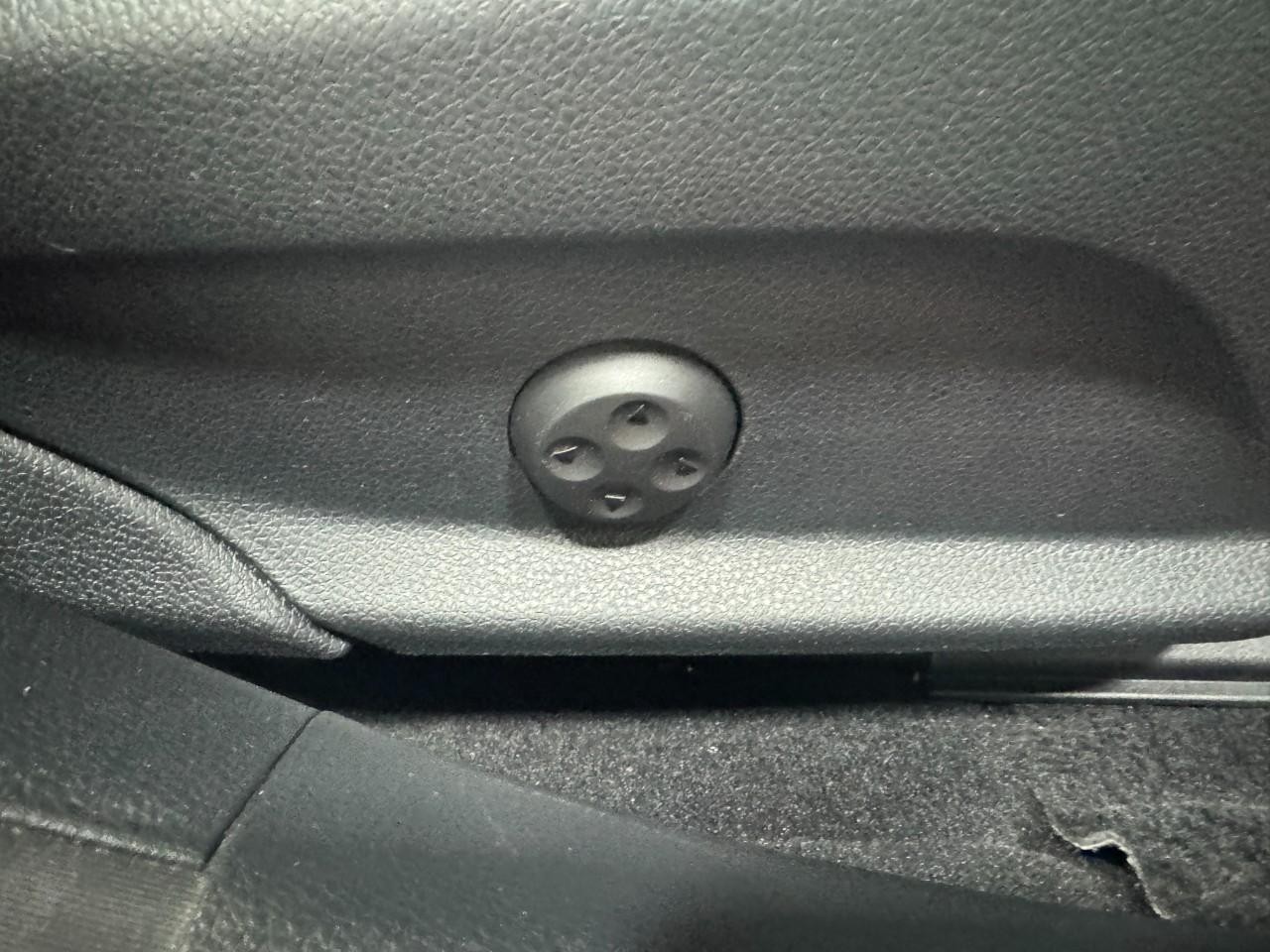 Mercedes-Benz C-Class Vehicle Full-screen Gallery Image 20