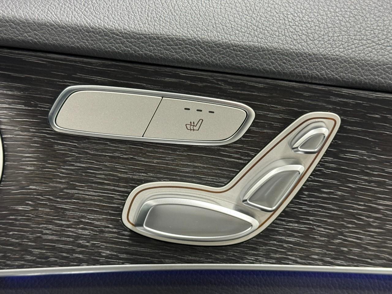 Mercedes-Benz C-Class Vehicle Full-screen Gallery Image 21