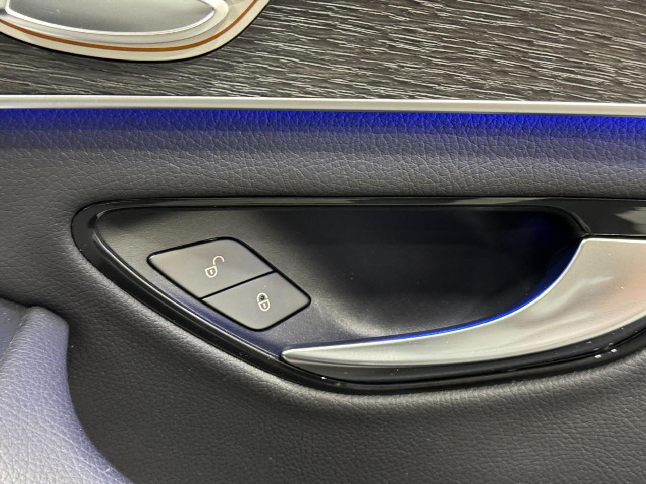 Mercedes-Benz C-Class Vehicle Full-screen Gallery Image 22