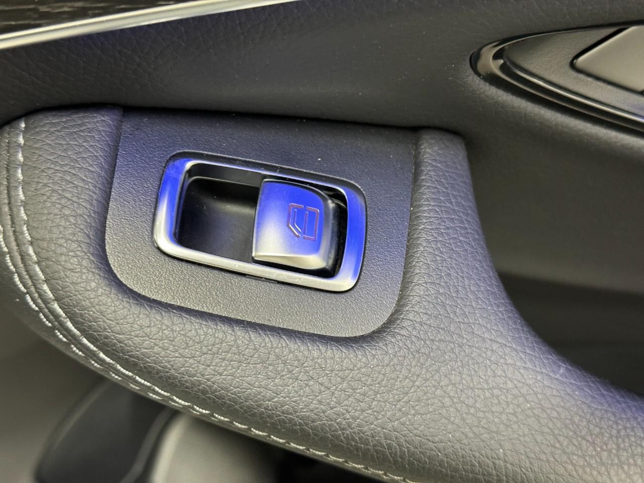 Mercedes-Benz C-Class Vehicle Full-screen Gallery Image 23