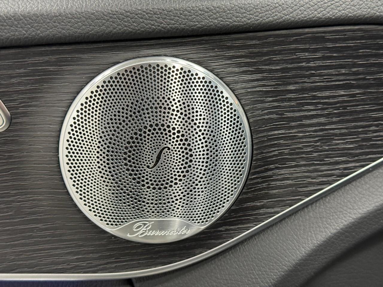 Mercedes-Benz C-Class Vehicle Full-screen Gallery Image 24