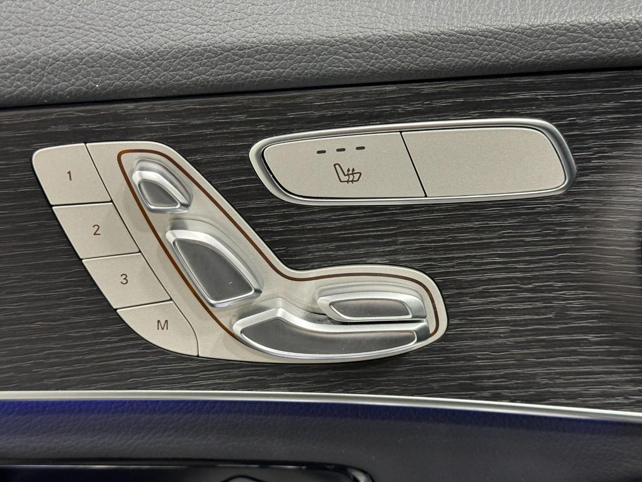 Mercedes-Benz C-Class Vehicle Full-screen Gallery Image 25