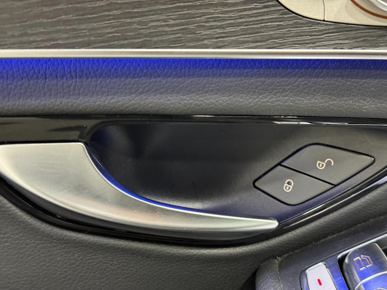 Mercedes-Benz C-Class Vehicle Full-screen Gallery Image 26