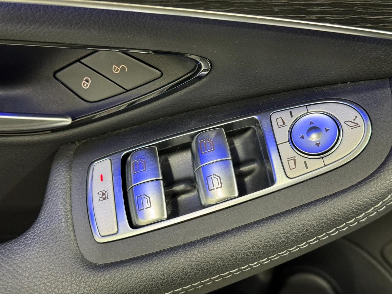 Mercedes-Benz C-Class Vehicle Full-screen Gallery Image 27