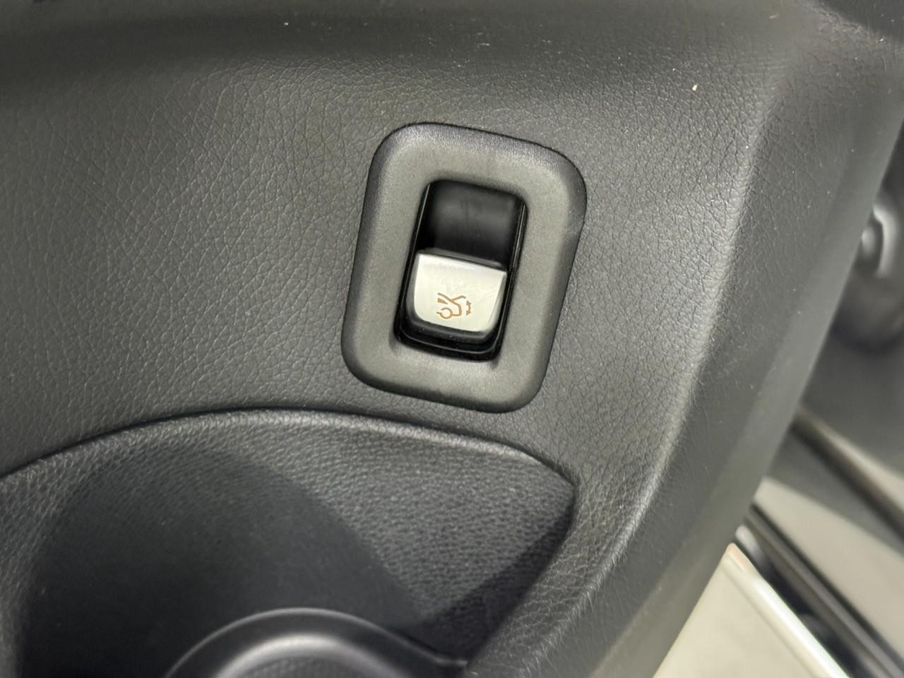 Mercedes-Benz C-Class Vehicle Full-screen Gallery Image 28