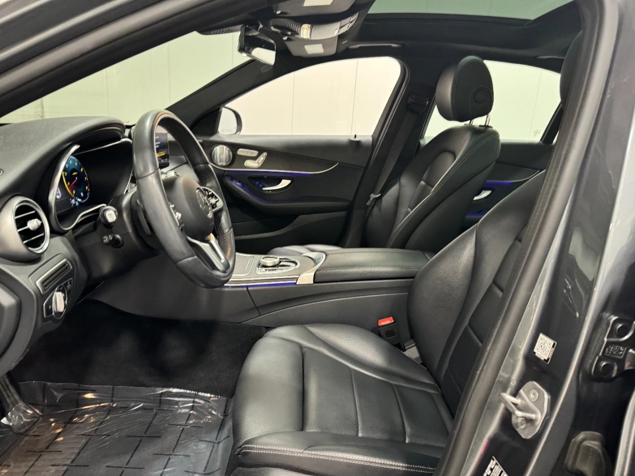 Mercedes-Benz C-Class Vehicle Full-screen Gallery Image 29