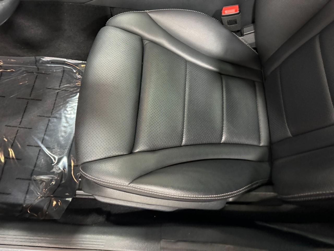 Mercedes-Benz C-Class Vehicle Full-screen Gallery Image 30