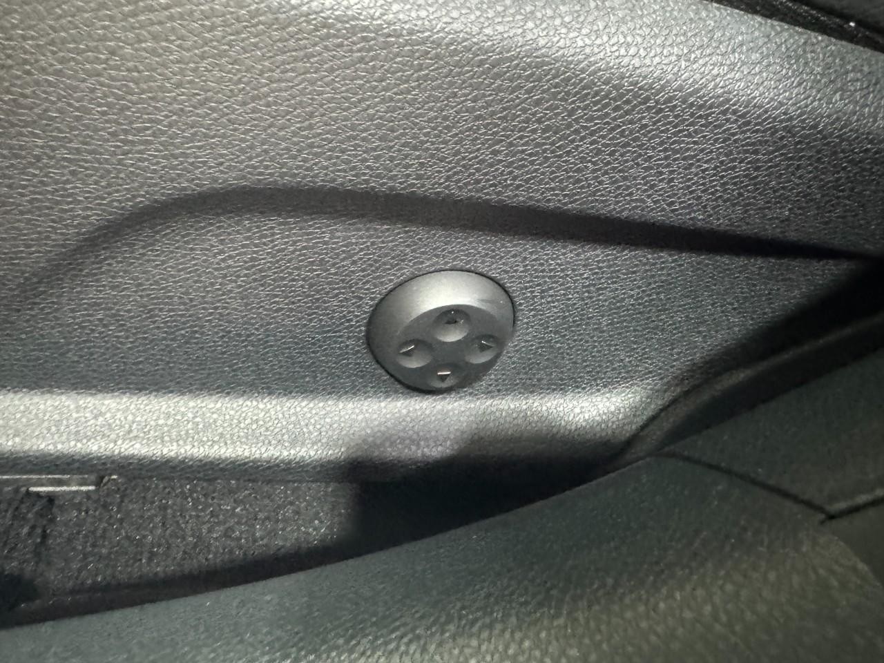 Mercedes-Benz C-Class Vehicle Full-screen Gallery Image 31