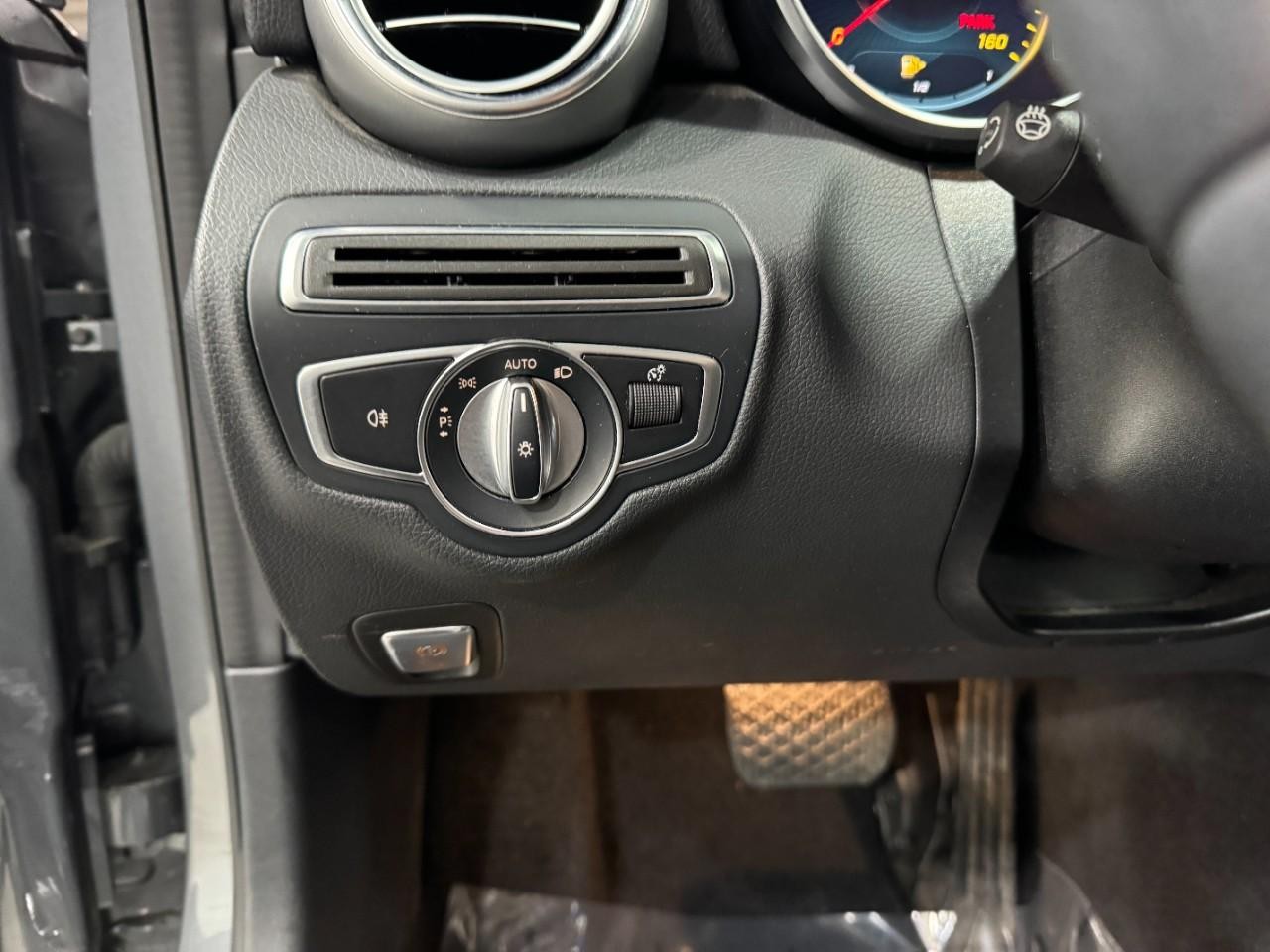 Mercedes-Benz C-Class Vehicle Full-screen Gallery Image 32