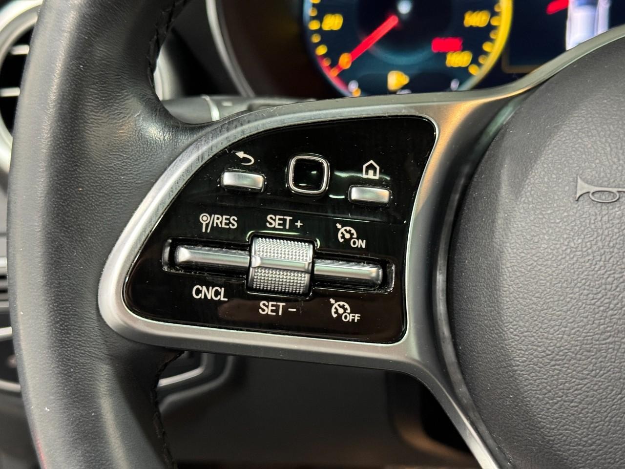 Mercedes-Benz C-Class Vehicle Full-screen Gallery Image 33