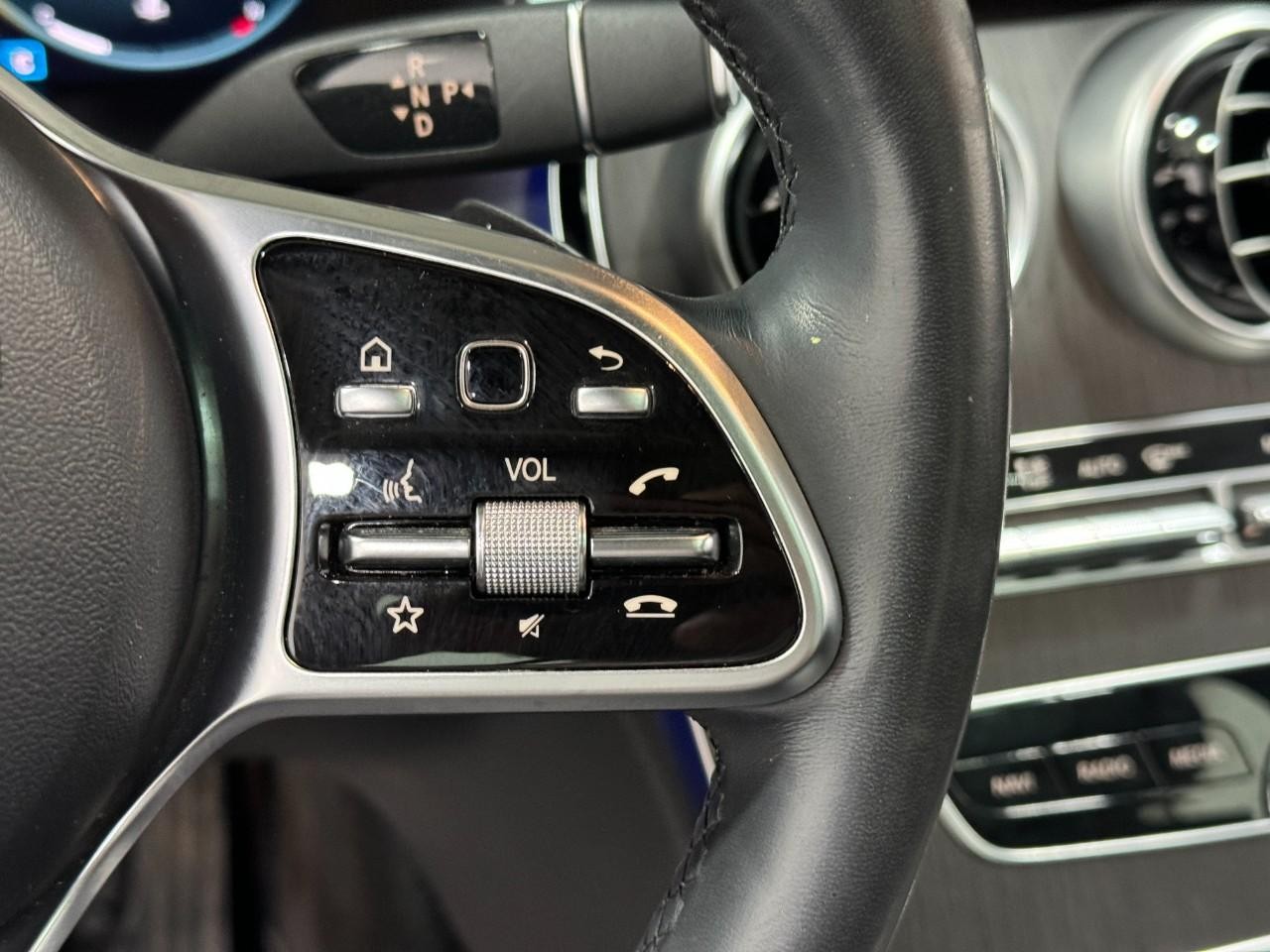 Mercedes-Benz C-Class Vehicle Full-screen Gallery Image 34