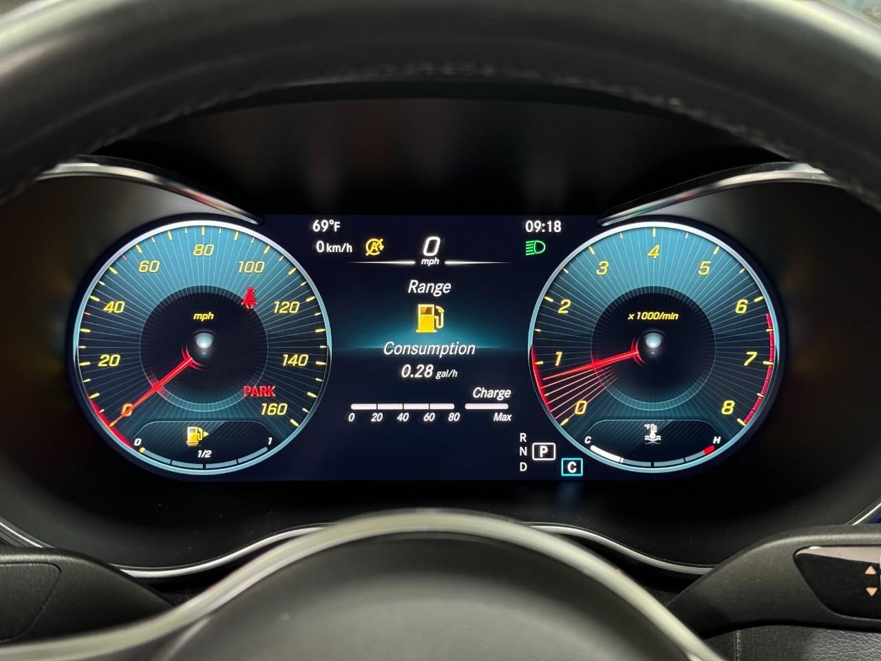 Mercedes-Benz C-Class Vehicle Full-screen Gallery Image 35