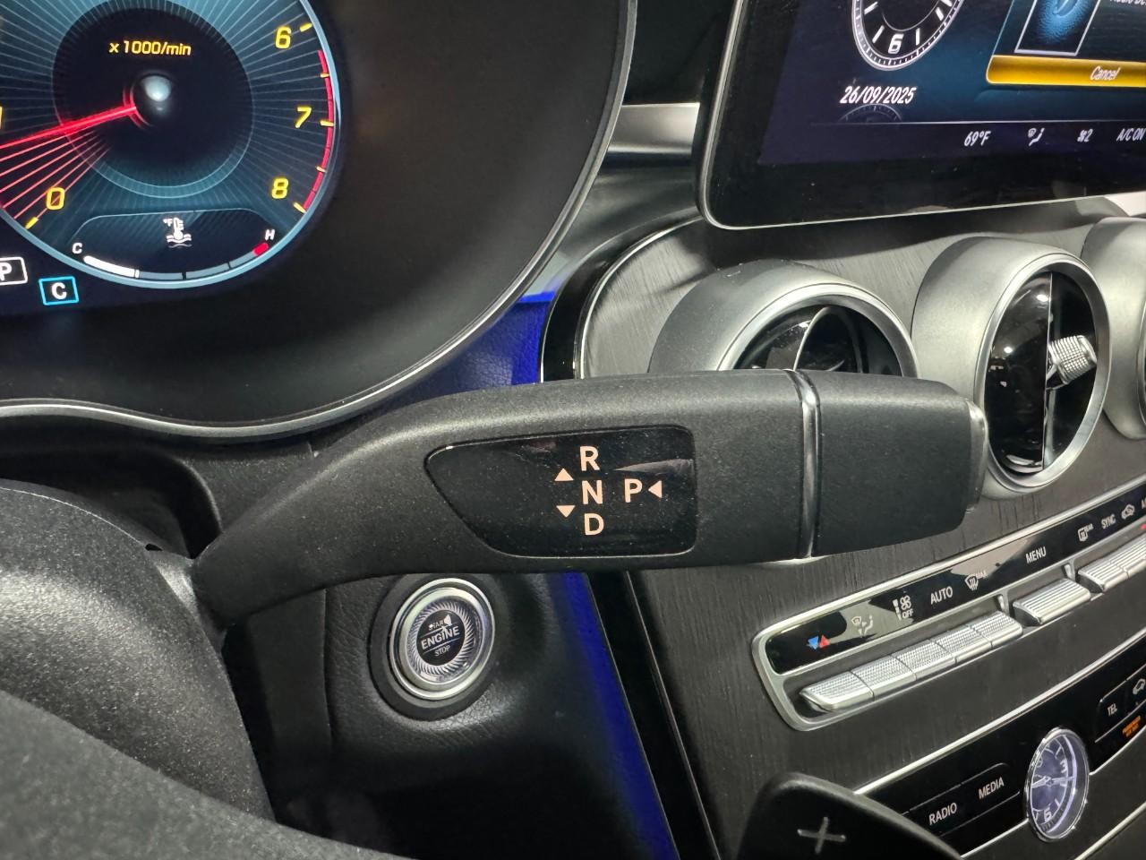 Mercedes-Benz C-Class Vehicle Full-screen Gallery Image 36