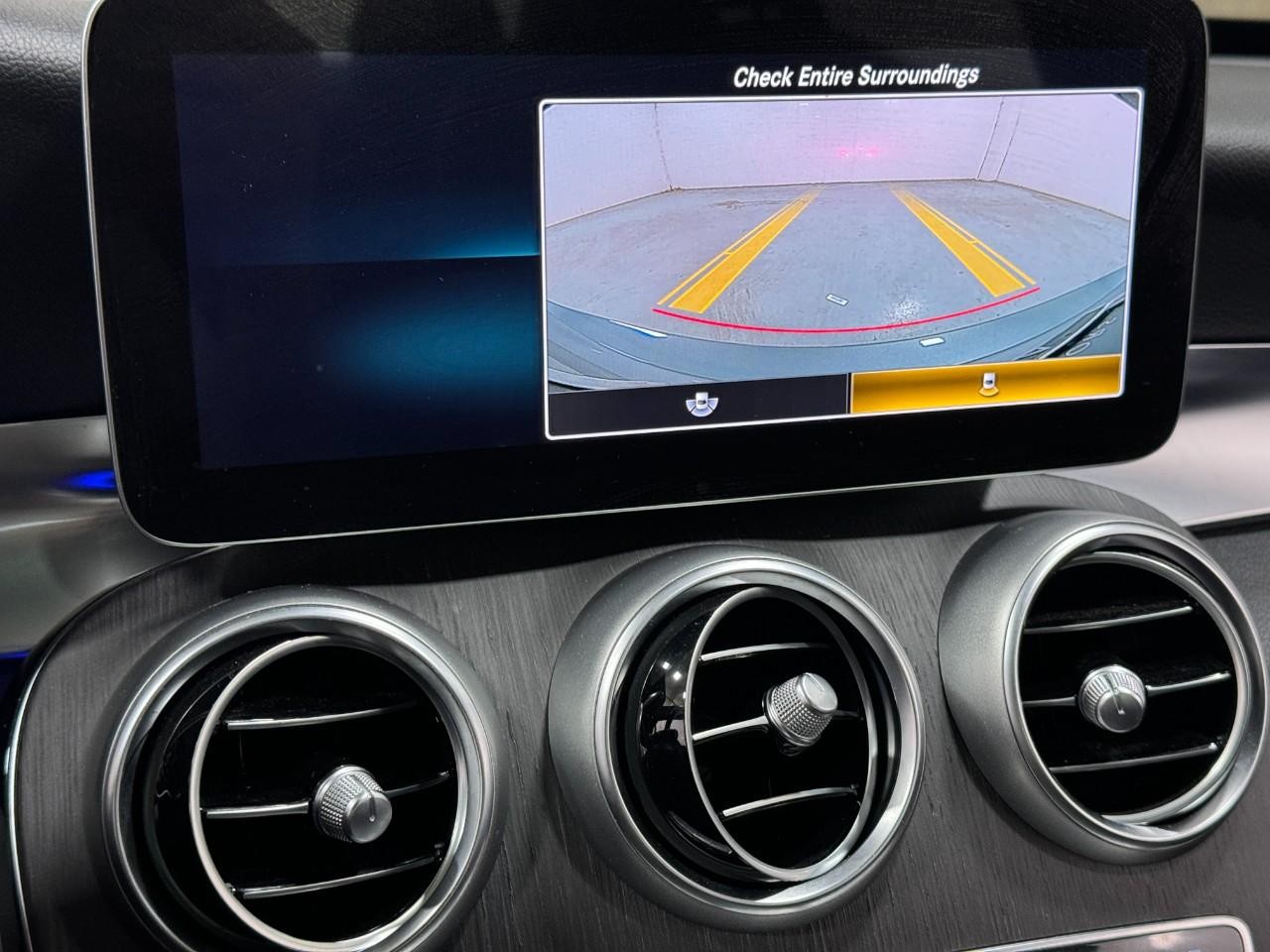 Mercedes-Benz C-Class Vehicle Full-screen Gallery Image 37