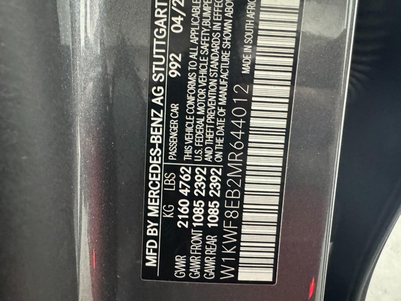 Mercedes-Benz C-Class Vehicle Full-screen Gallery Image 38