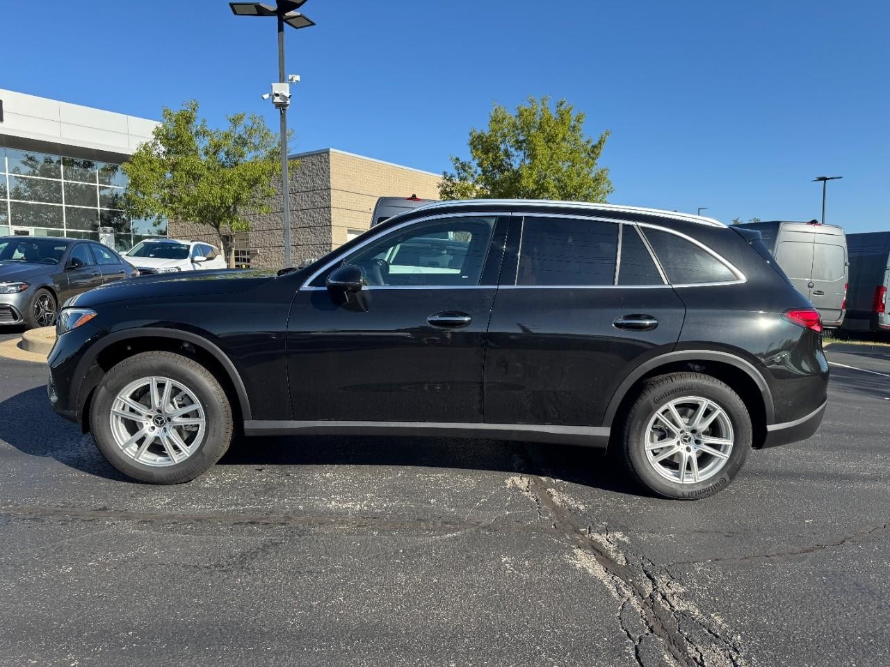 Mercedes-Benz GLC Vehicle Full-screen Gallery Image 2