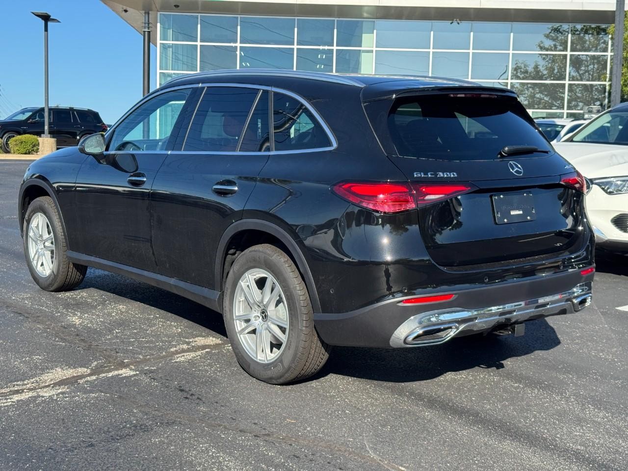 Mercedes-Benz GLC Vehicle Full-screen Gallery Image 3