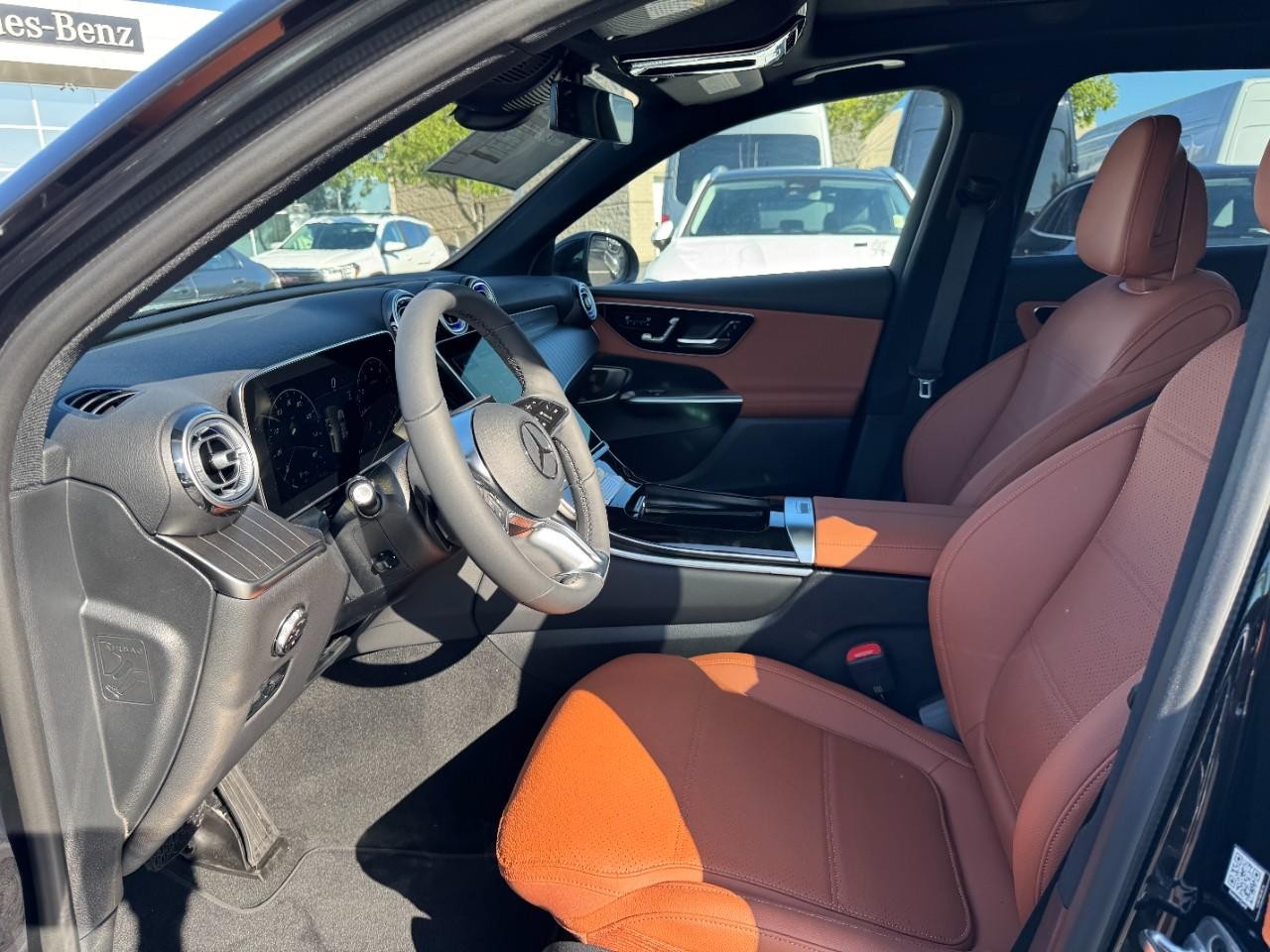 Mercedes-Benz GLC Vehicle Full-screen Gallery Image 9