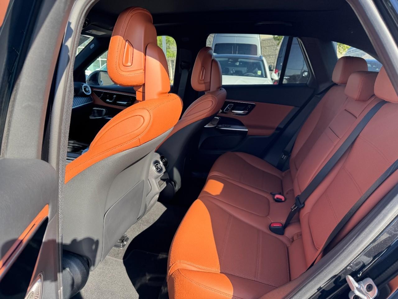 Mercedes-Benz GLC Vehicle Full-screen Gallery Image 10