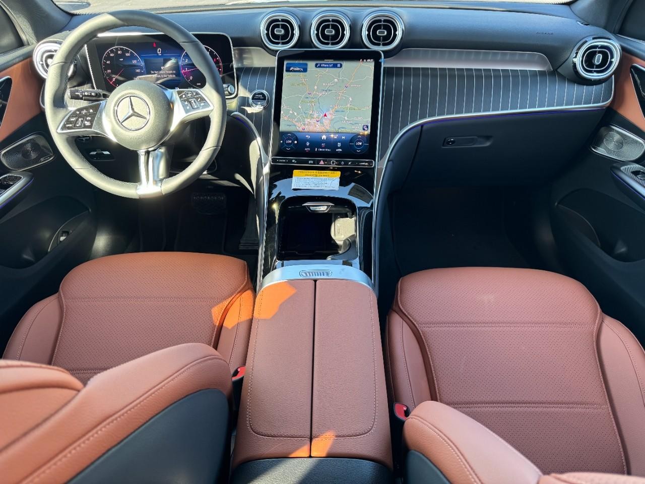 Mercedes-Benz GLC Vehicle Full-screen Gallery Image 14