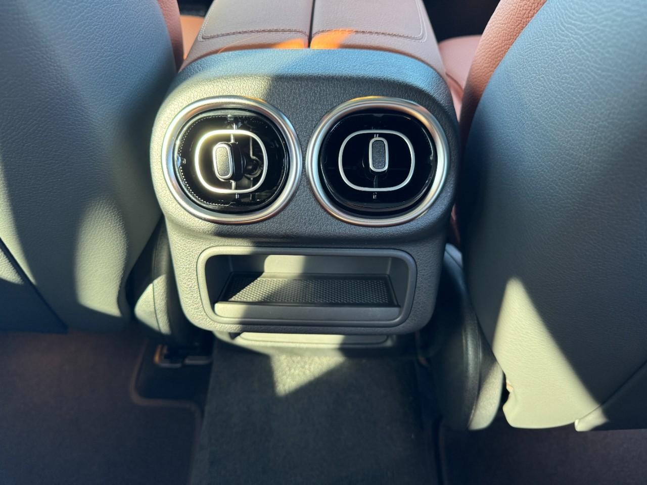 Mercedes-Benz GLC Vehicle Full-screen Gallery Image 19