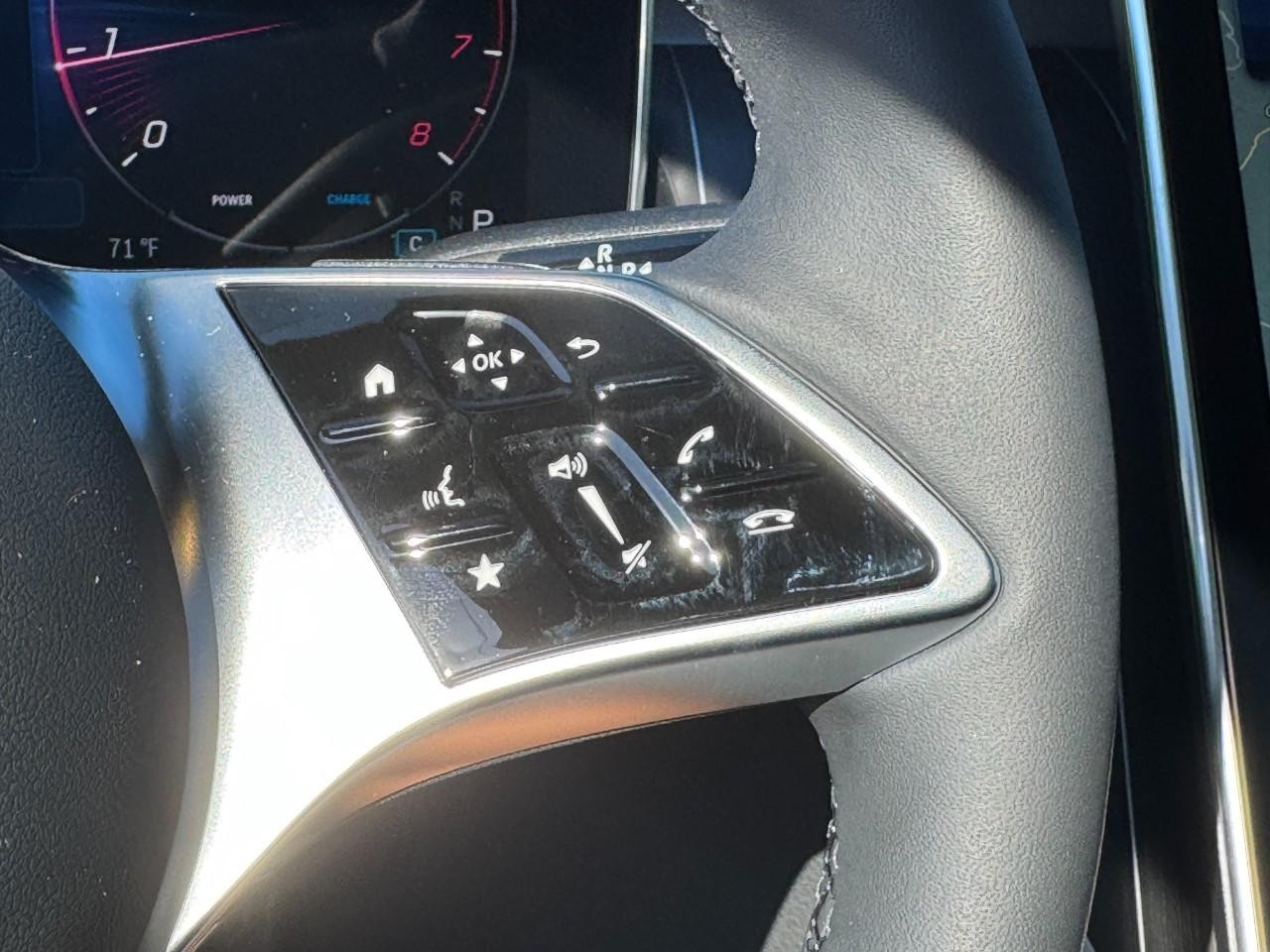 Mercedes-Benz GLC Vehicle Full-screen Gallery Image 22