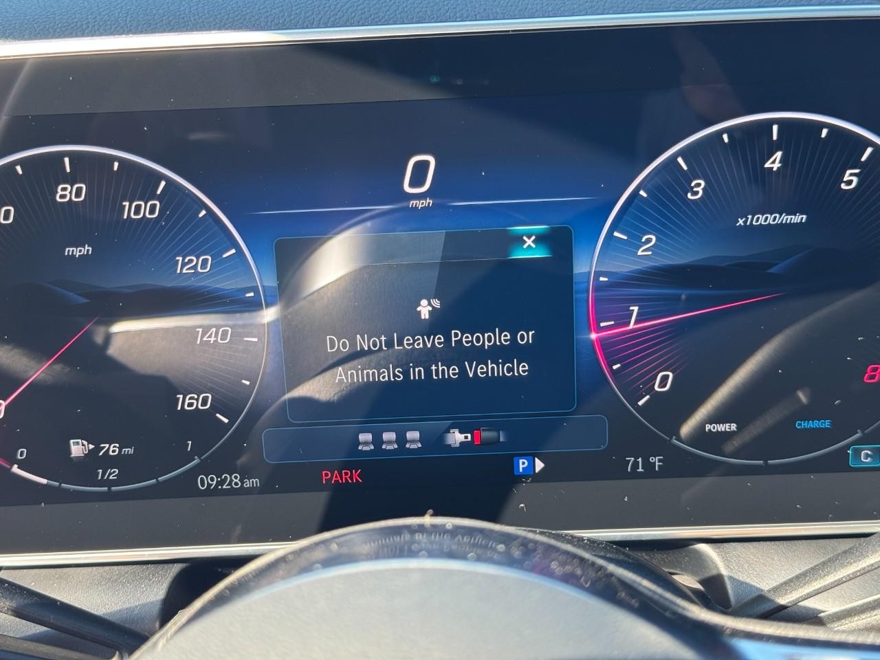 Mercedes-Benz GLC Vehicle Full-screen Gallery Image 23