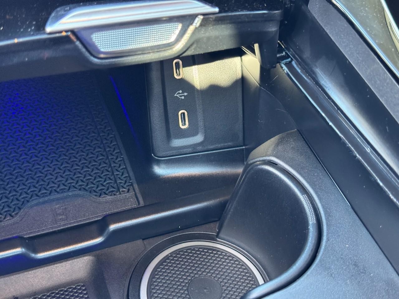 Mercedes-Benz GLC Vehicle Full-screen Gallery Image 26