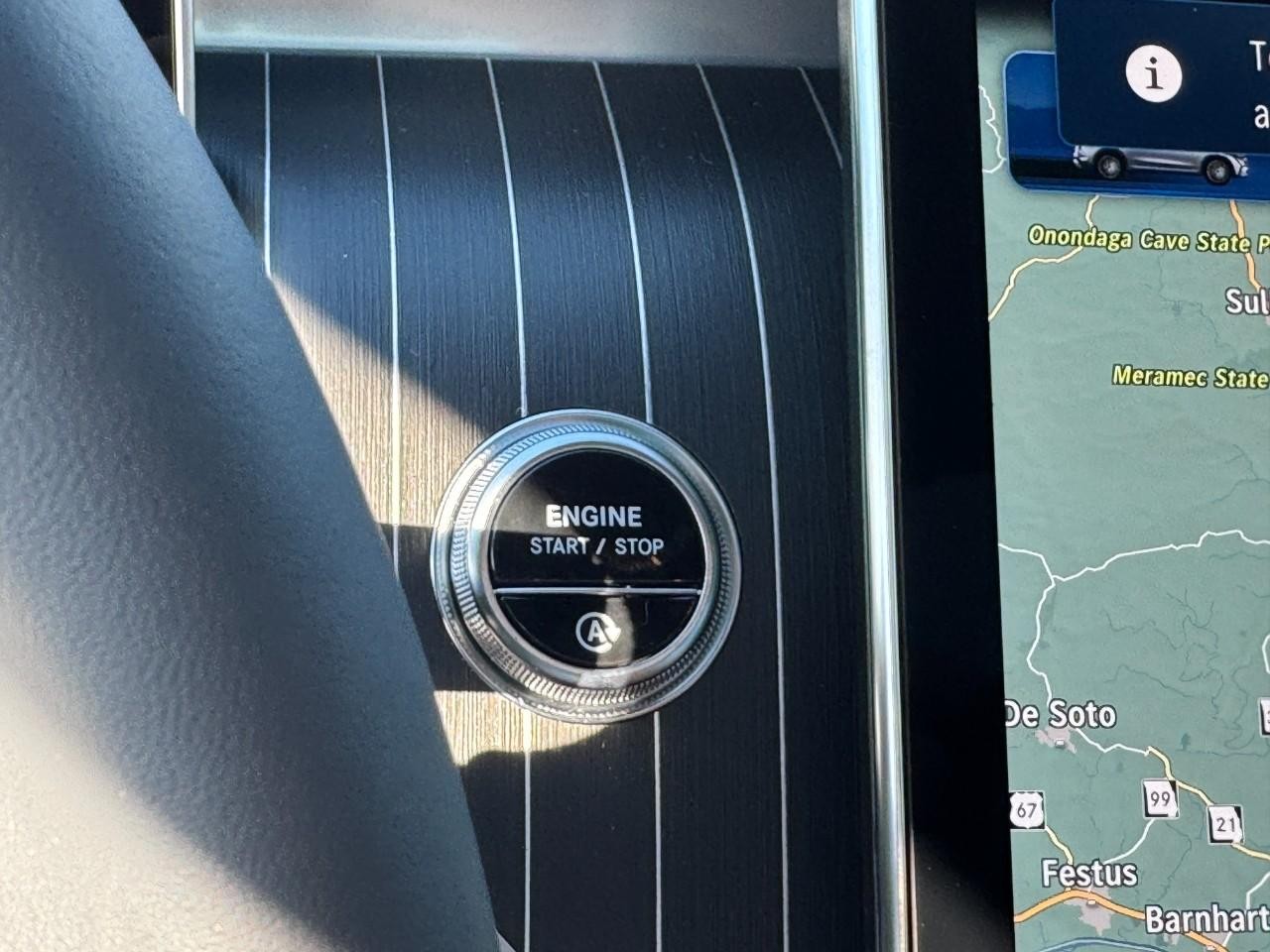 Mercedes-Benz GLC Vehicle Full-screen Gallery Image 28