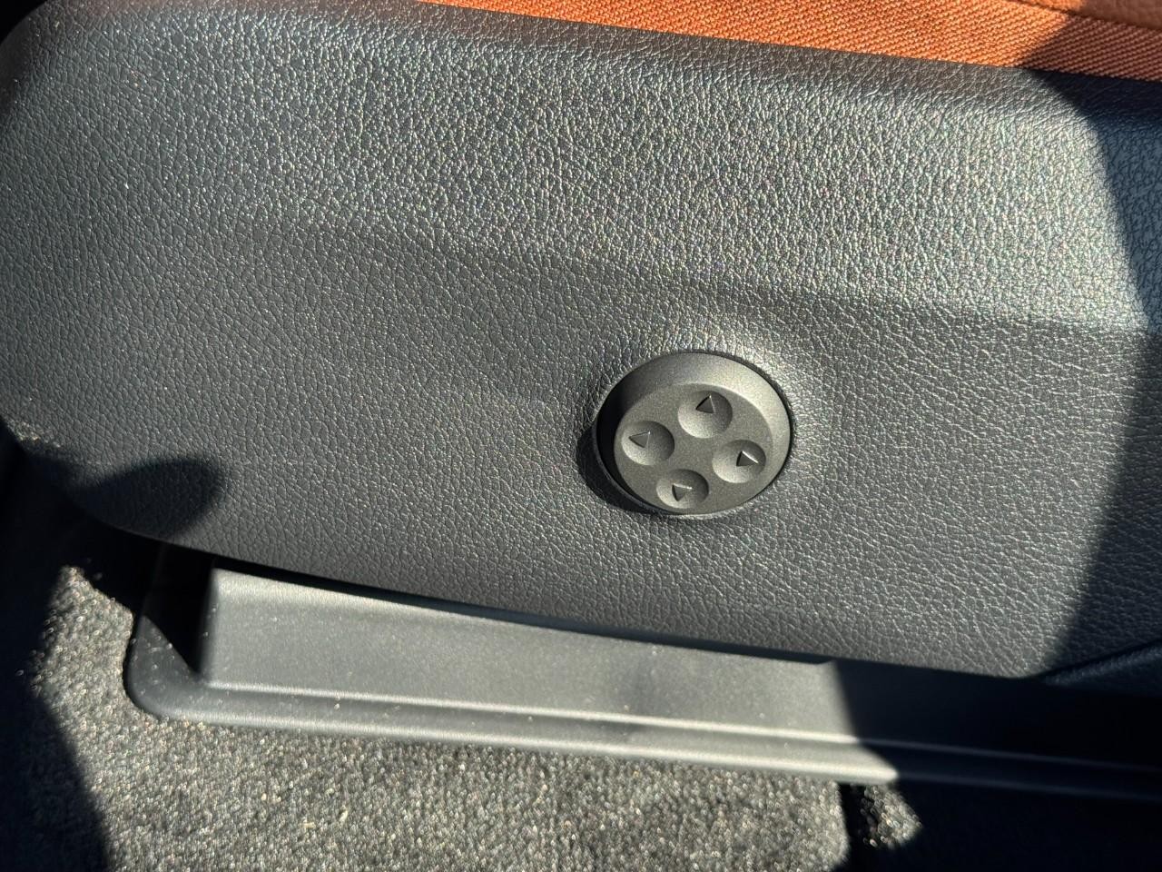 Mercedes-Benz GLC Vehicle Full-screen Gallery Image 32