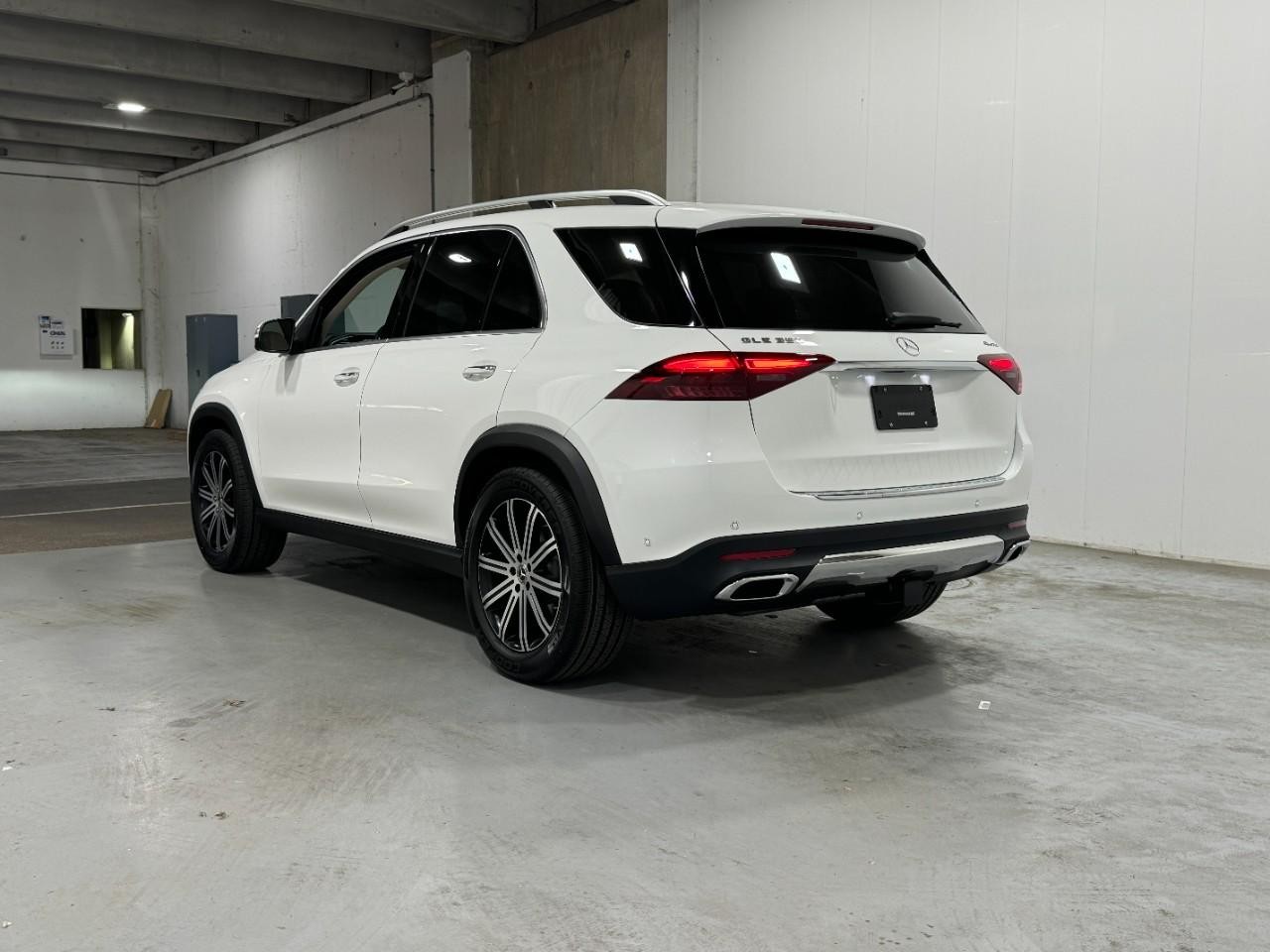 Mercedes-Benz GLE Vehicle Full-screen Gallery Image 3