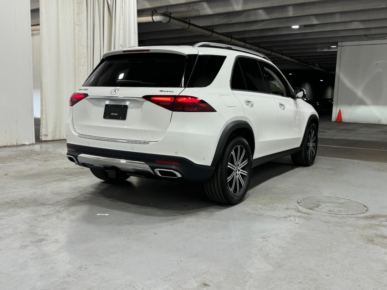 Mercedes-Benz GLE Vehicle Full-screen Gallery Image 4