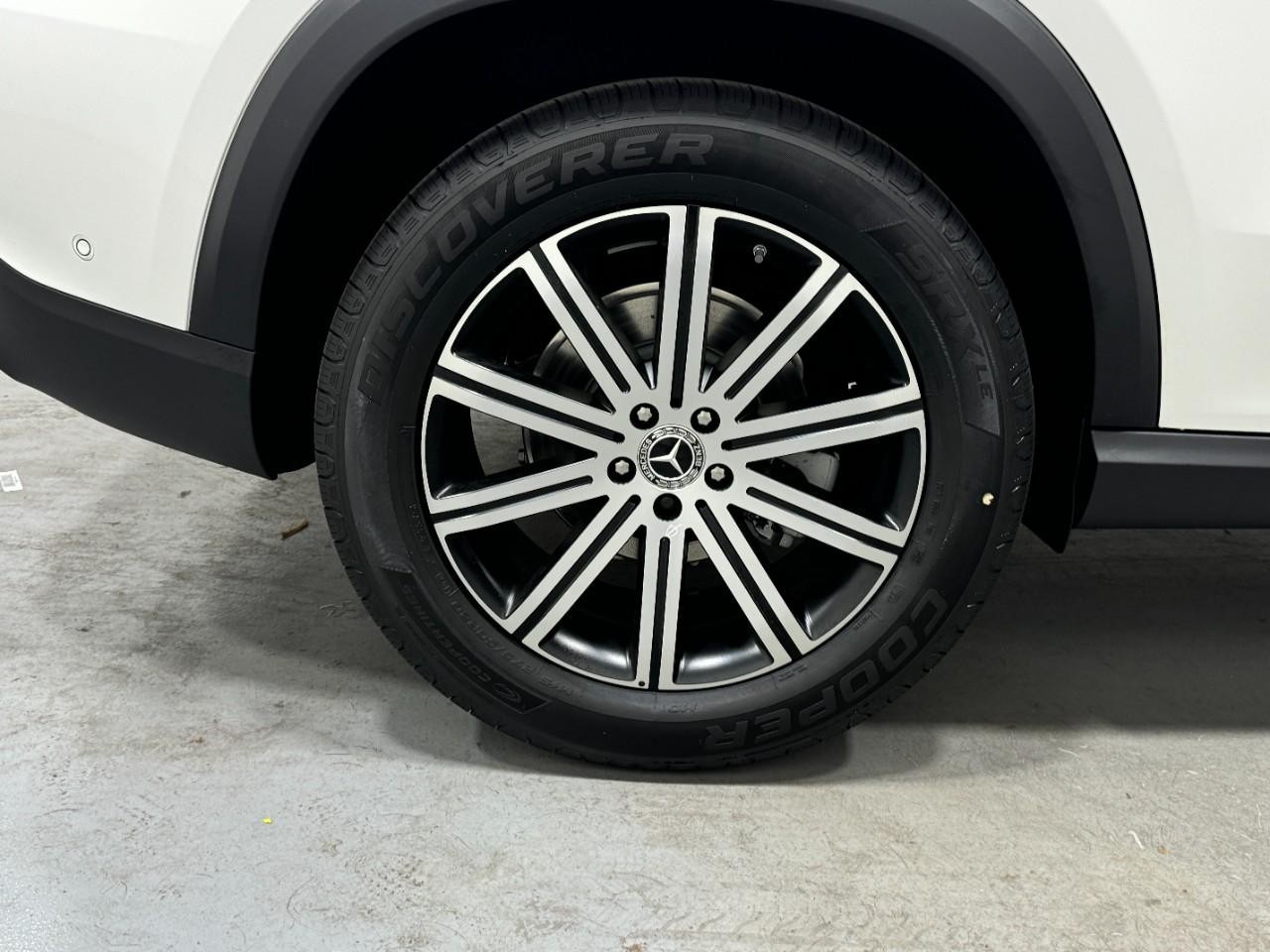 Mercedes-Benz GLE Vehicle Full-screen Gallery Image 5